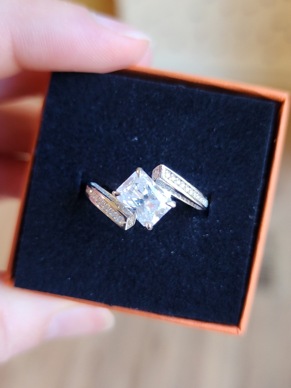Elegant 925 Silver Engagement Ring - Moissanite Stones